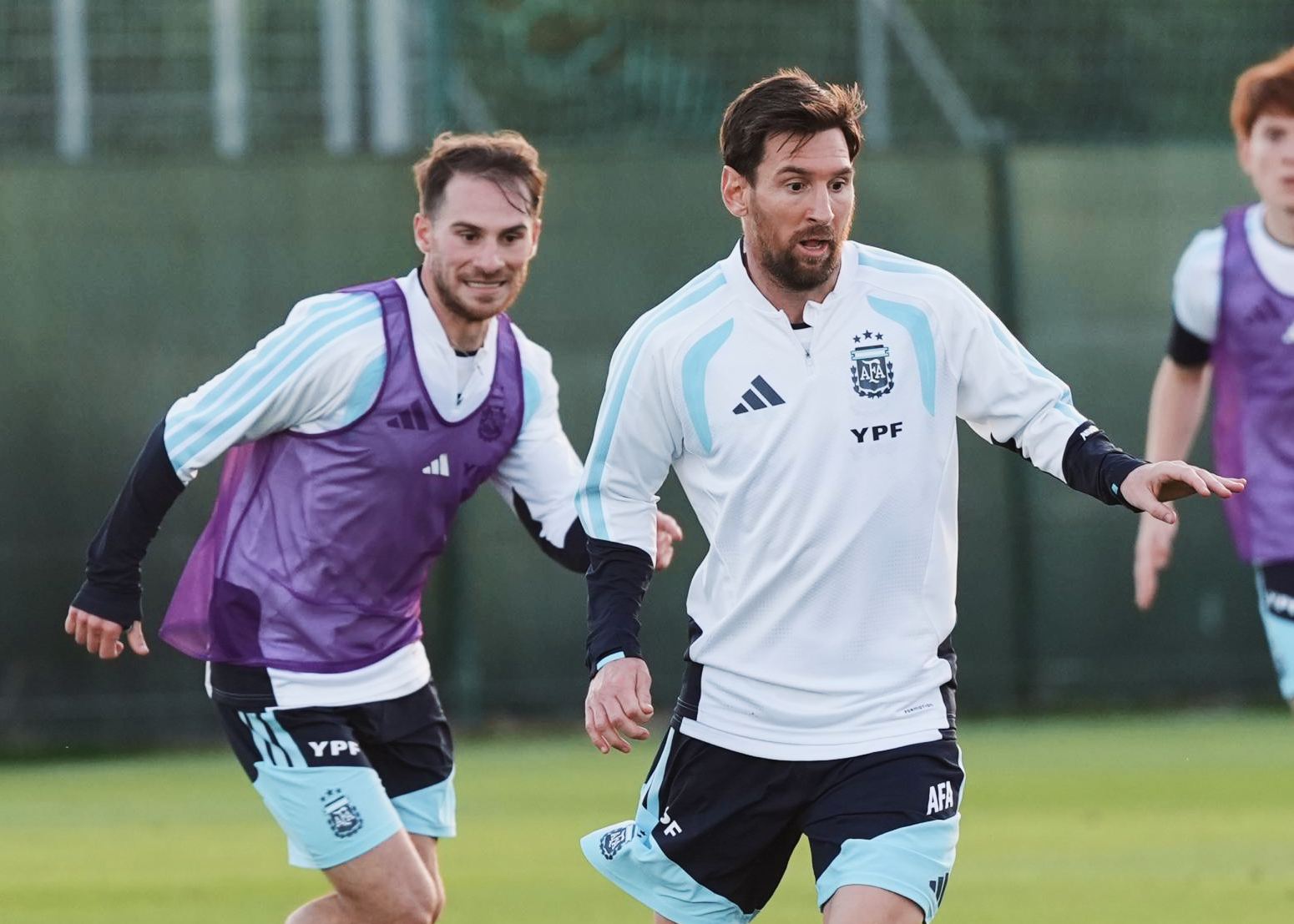 ทวีตอย่างเป็นทางการของลิเวอร์พูลโพสต์ภาพการฝึกซ้อมทีมชาติของ Macca และเมสซีถูกแฟน ๆ เยาะเย้ยเพราะอยู่ในภาพ