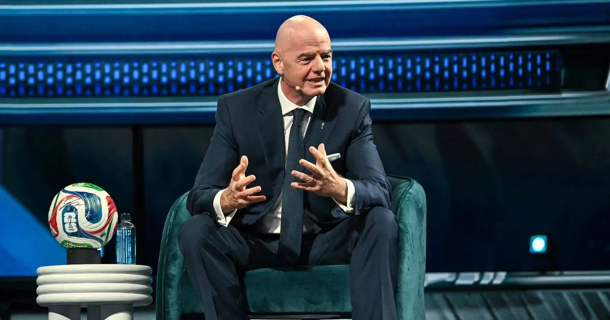 Mirror: Infantino สัญญาว่าจะดำเนินการอย่างเข้มงวดต่อความรุนแรงทางไซเบอร์ที่เกี่ยวข้องกับฟุตบอล